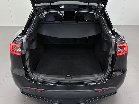 Tesla Model Y 9 of 21