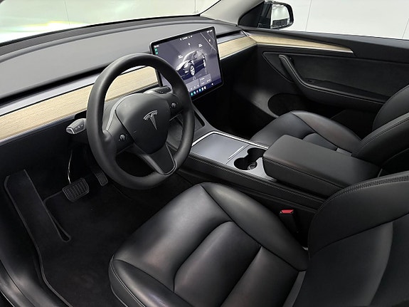 Tesla Model Y 14 of 21