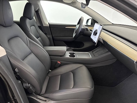 Tesla Model Y 8 of 11