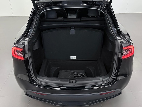 Tesla Model Y 10 of 21