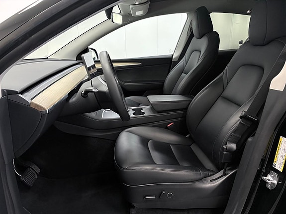 Tesla Model Y 13 of 21
