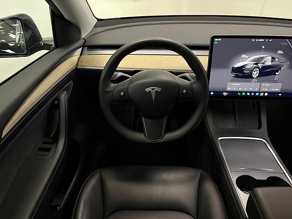 Tesla Model Y 17 of 21