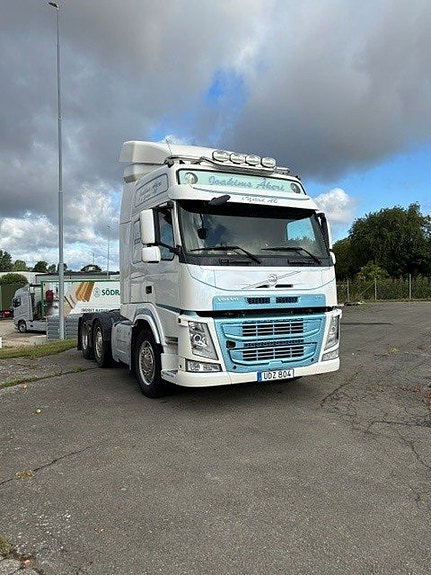 Dragbil Volvo FM pusher.