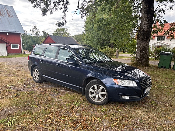 Volvo V70 3 of 4