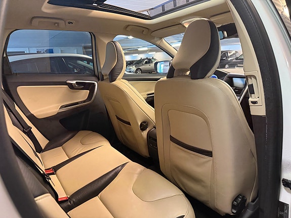 Volvo XC60 11 of 30