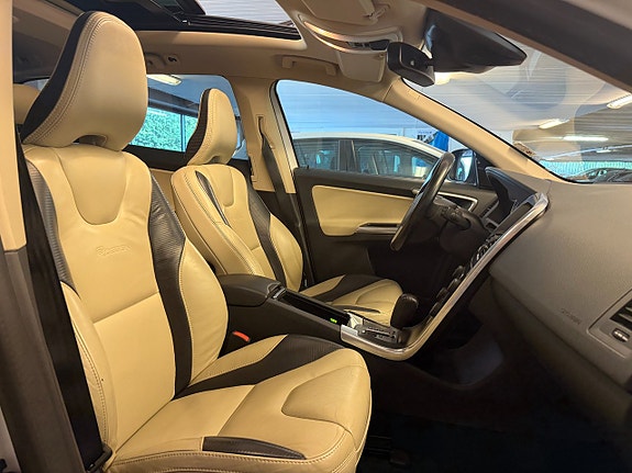 Volvo XC60 13 of 30