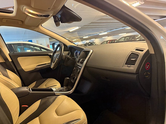 Volvo XC60 12 of 30