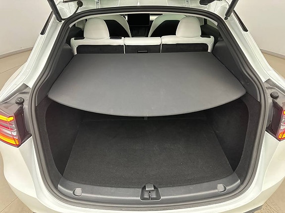 Tesla Model Y 10 of 12