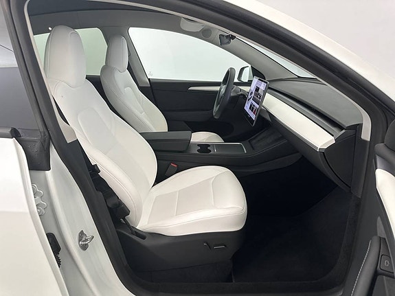Tesla Model Y 8 of 12