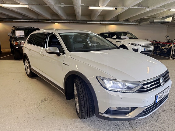 Volkswagen Passat Alltrack 2 of 23