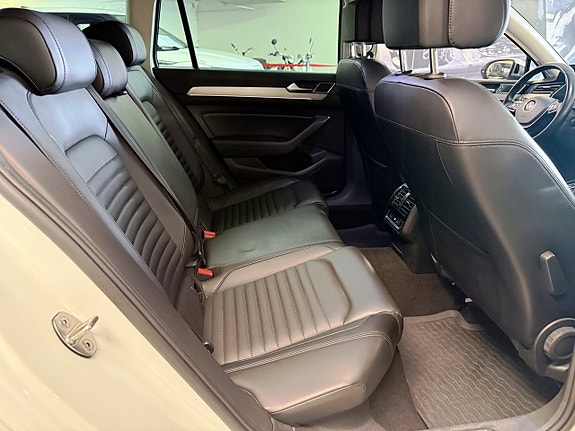 Volkswagen Passat Alltrack 12 of 23