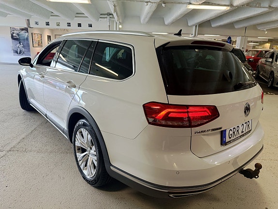 Volkswagen Passat Alltrack 4 of 23