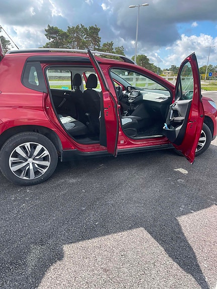 Peugeot 2008 2 of 8
