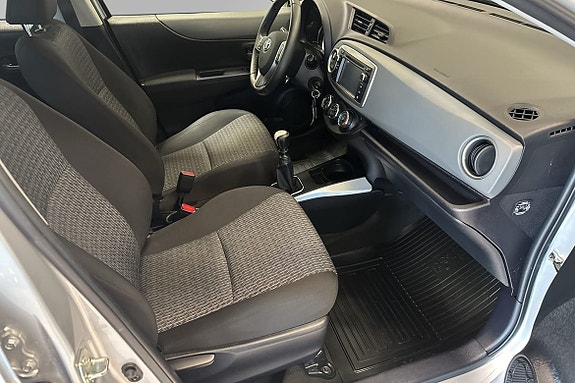 Toyota Yaris 8 of 12