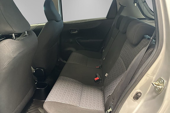 Toyota Yaris 5 of 12