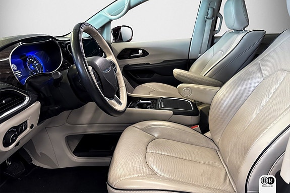 Chrysler Pacifica 8 of 27