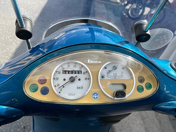 Vespa ET2 2 of 12