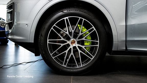 Porsche Cayenne 9 of 24