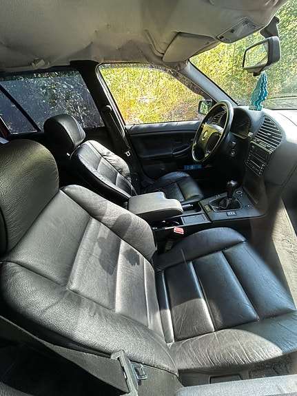 BMW 318i 2 of 3