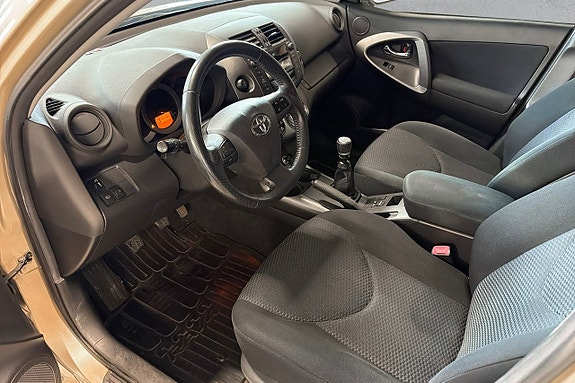 Toyota RAV4 9 of 17
