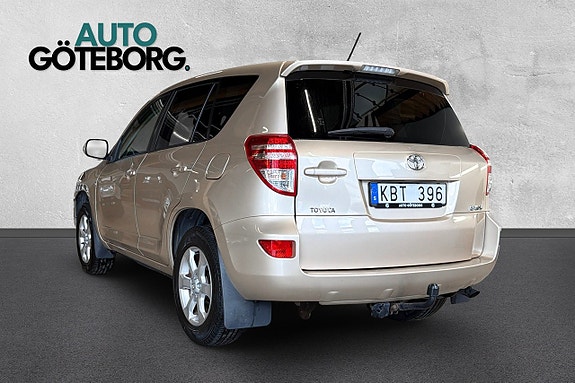Toyota RAV4 4 of 17