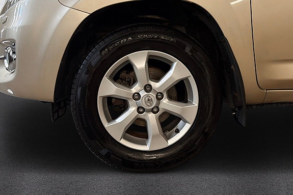 Toyota RAV4 10 of 17