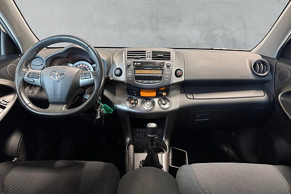 Toyota RAV4 12 of 17