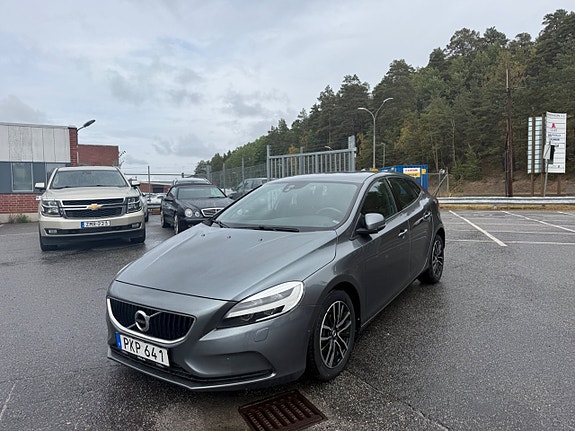 Volvo V40 2 of 18