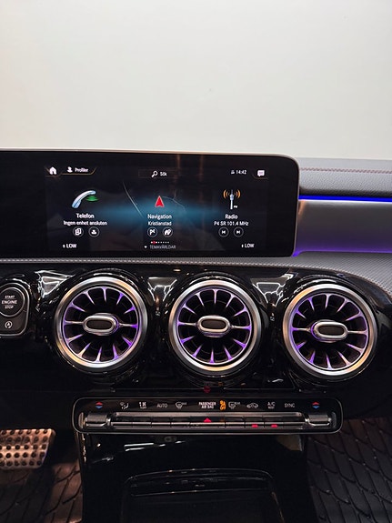 Mercedes-Benz CLA220 11 of 15