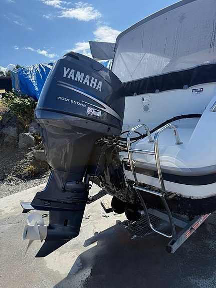 Flipper 520 HT + Yamaha F80 (2008) 4 of 8