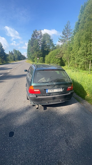 BMW 320i 3 of 5