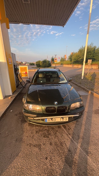 BMW 320i 2 of 5