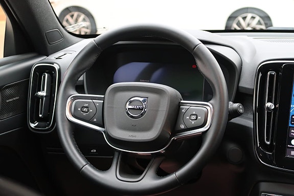 Volvo EX40 7 of 23