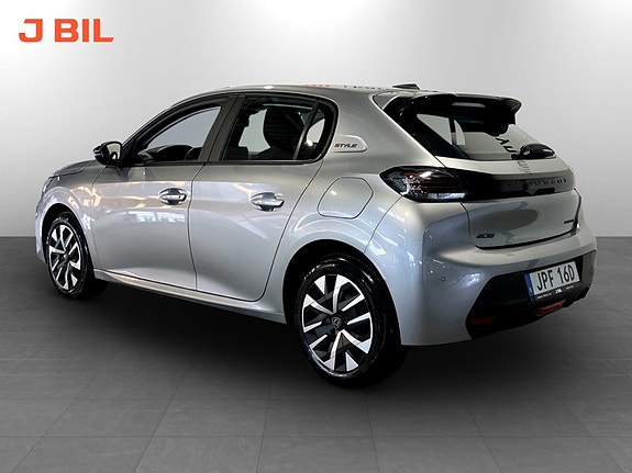 Peugeot 208 3 of 15