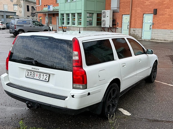 Volvo V70 3 of 5