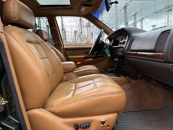 Jeep Grand Cherokee 13 of 27