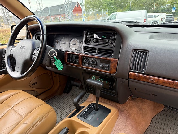Jeep Grand Cherokee 11 of 27