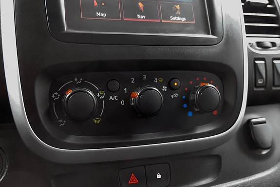 Renault Trafic 12 of 18