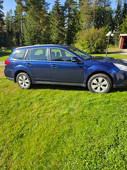 Subaru Outback 2 of 5