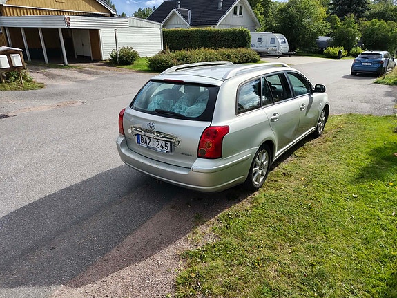 Toyota Avensis 5 of 8