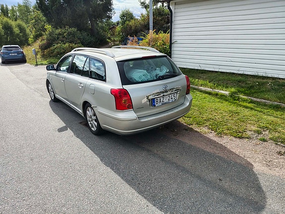 Toyota Avensis 3 of 8
