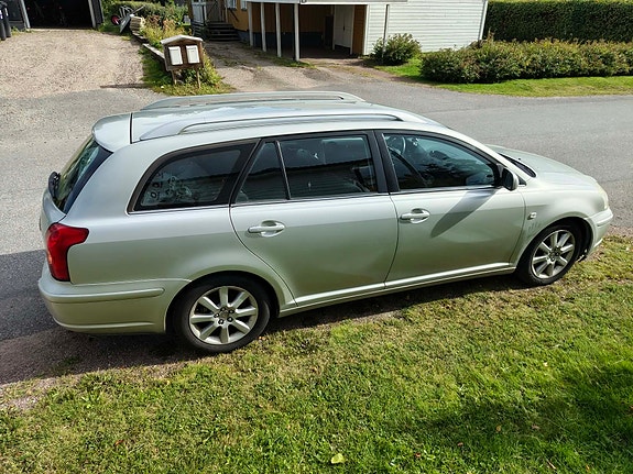 Toyota Avensis 4 of 8