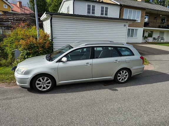 Toyota Avensis 2 of 8