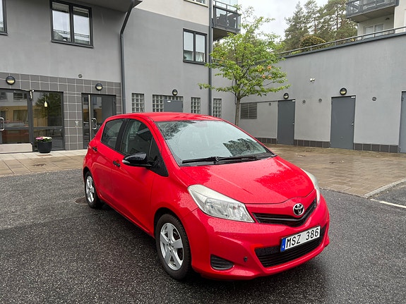 Toyota Yaris 2 of 8