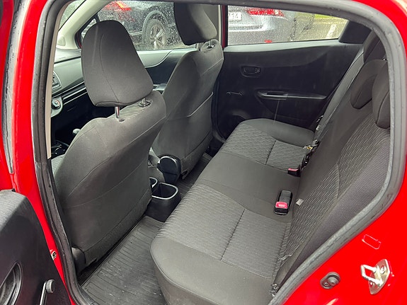 Toyota Yaris 5 of 8