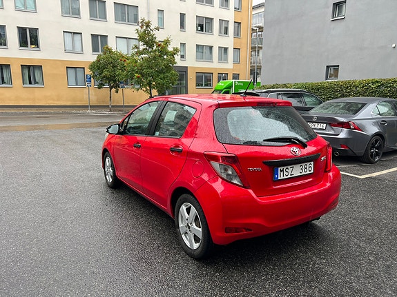 Toyota Yaris 4 of 8