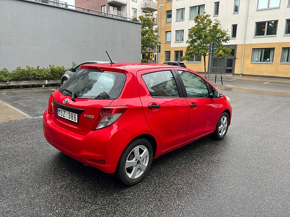 Toyota Yaris 3 of 8