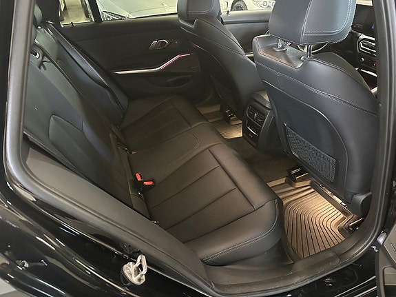 BMW 330e 25 of 27