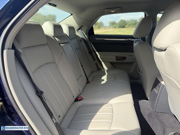 Chrysler 300C 9 of 17