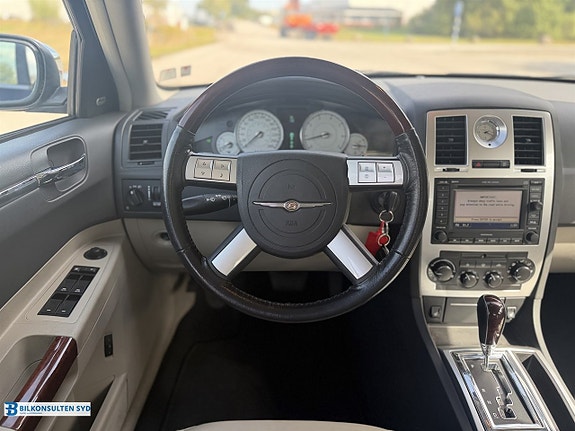 Chrysler 300C 12 of 17